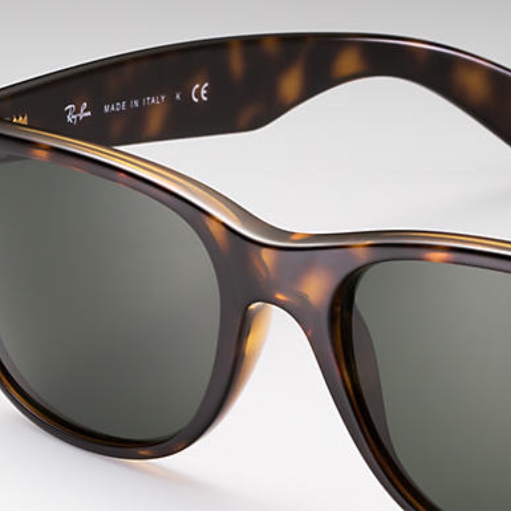 Ray-Ban New Wayfarer Classic Sunglasses. NEW!